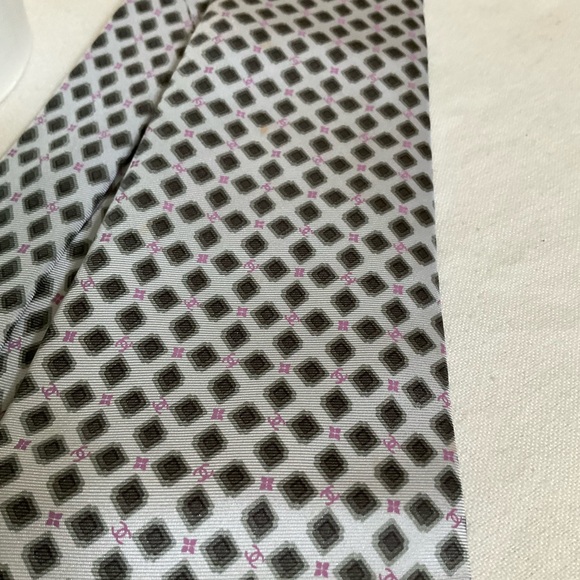 CHANEL Silk Classic CC Logo Design - Picture 2 of 6